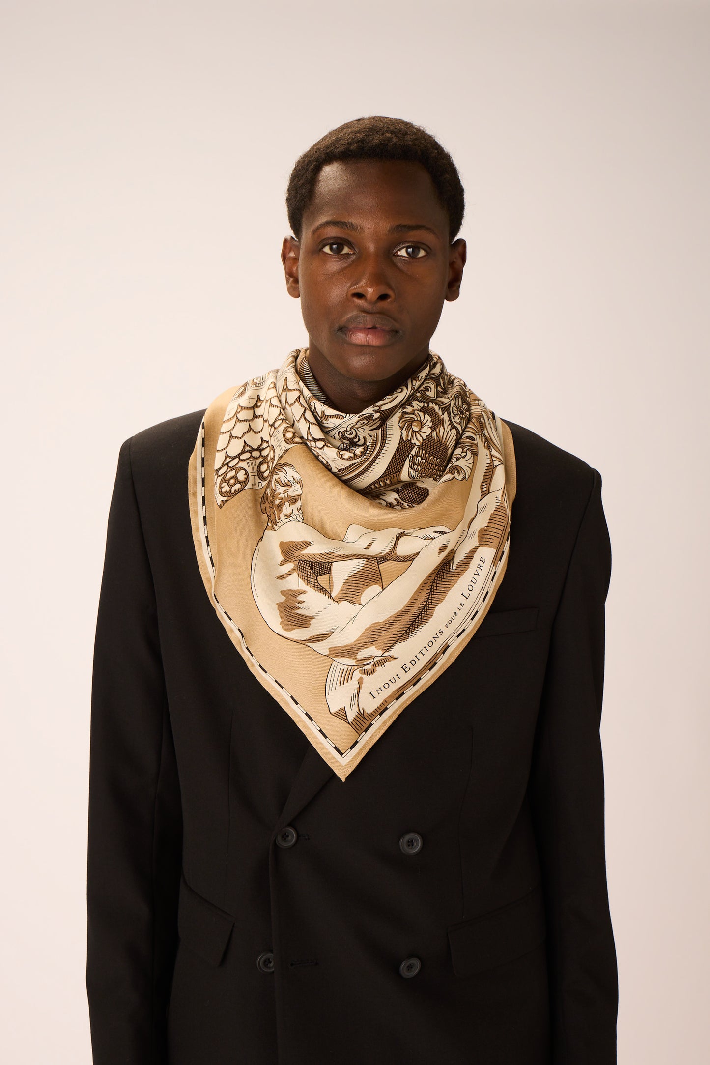 Inoui Editions - Pour Le Louvre 'Archives' in natural scarf