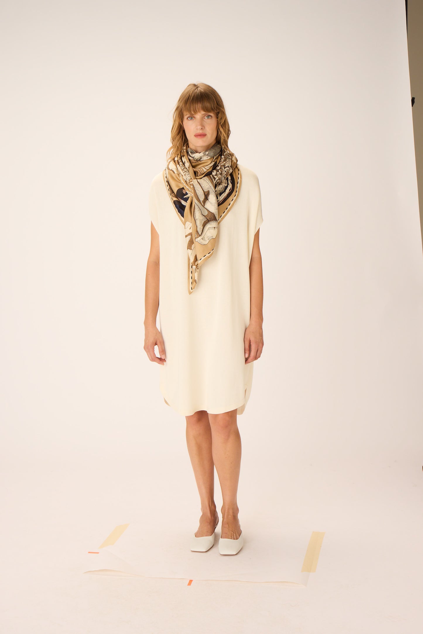Inoui Editions - Pour Le Louvre 'Archives' in natural scarf