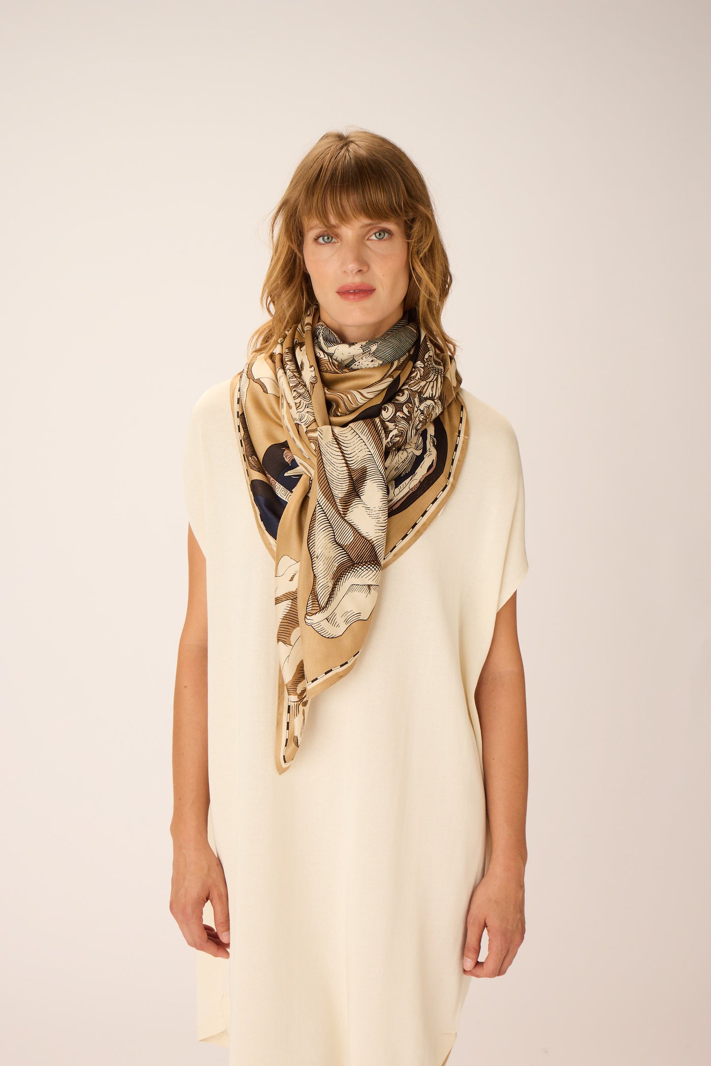 Inoui Editions - Pour Le Louvre 'Archives' in natural scarf