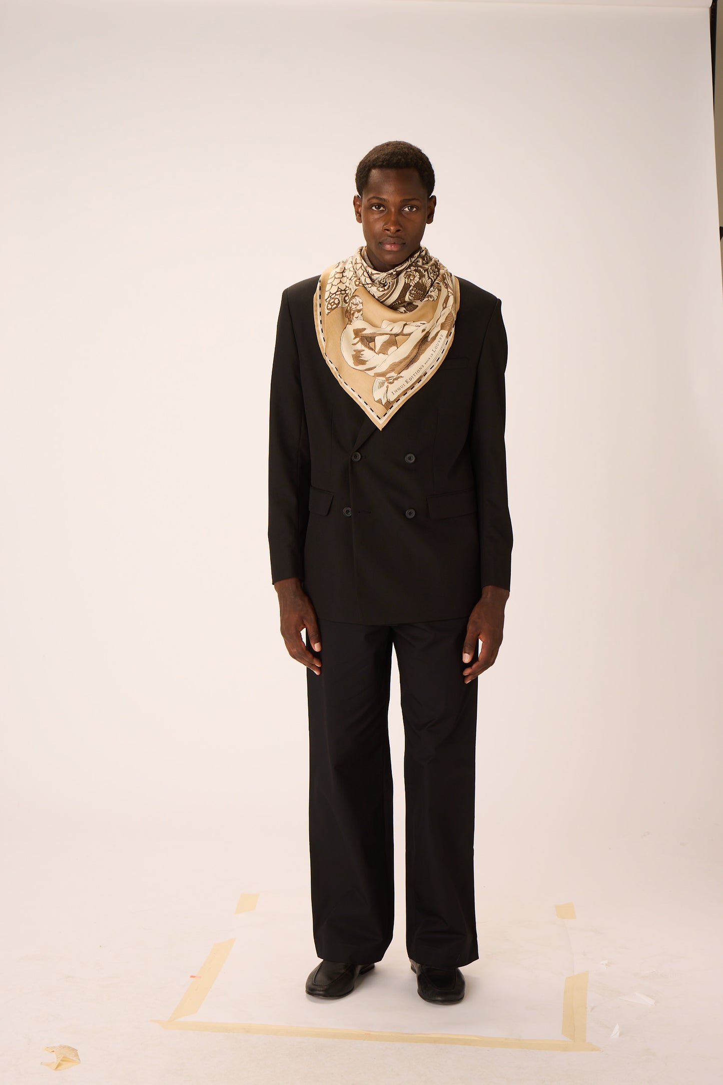 Inoui Editions - Pour Le Louvre 'Archives' in natural scarf